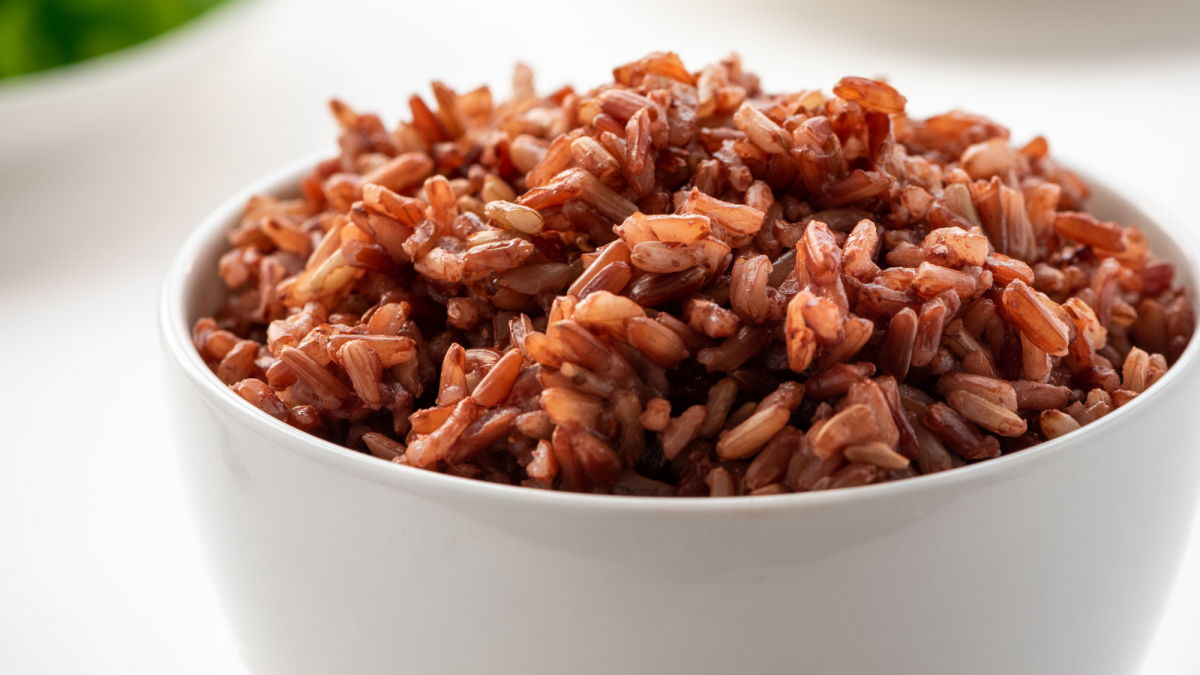 Steamed red rice, cooked red rice